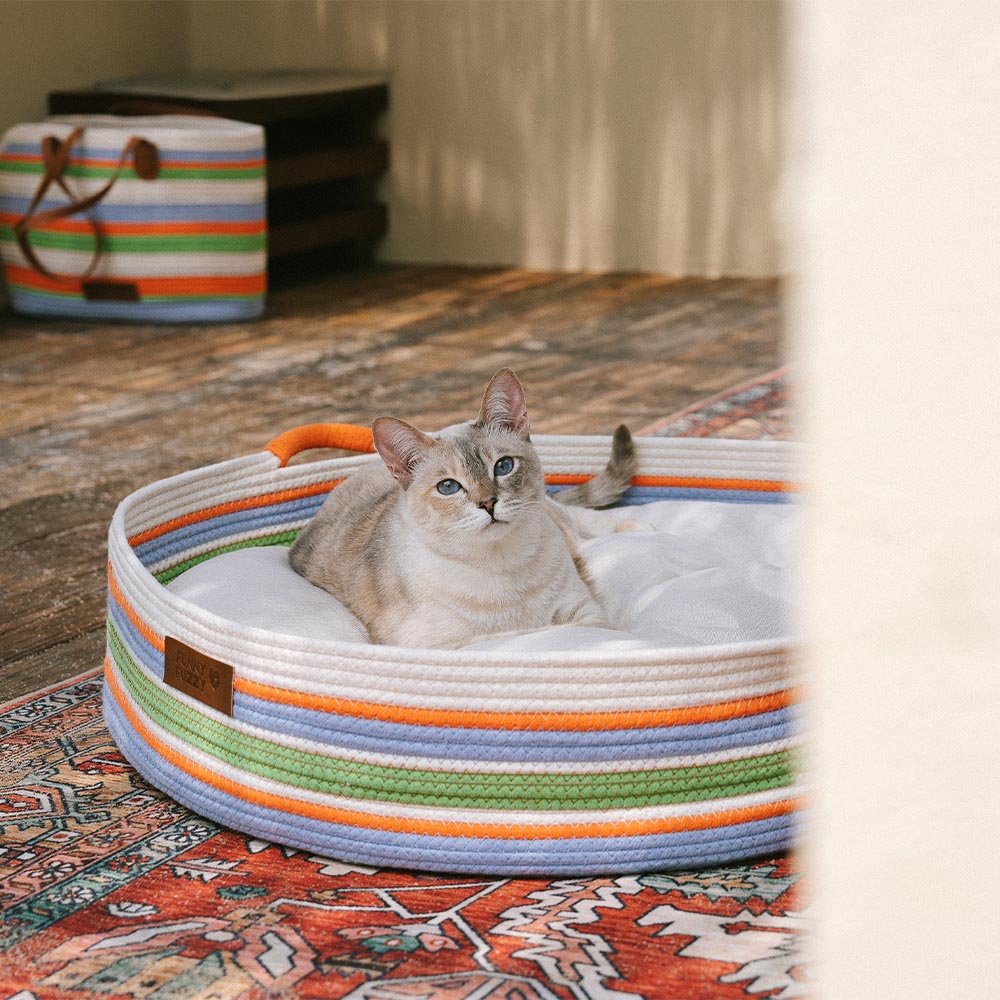 Handgefertigtes gestreiftes beruhigendes Katzenbett - Zeitloses Nest