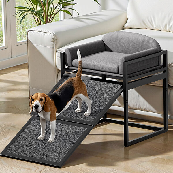 Erhöhtes Haustier-Sofa-Bett mit Treppe und Rampe für das Schlafsofa oder als Fensterplatz für Hunde.