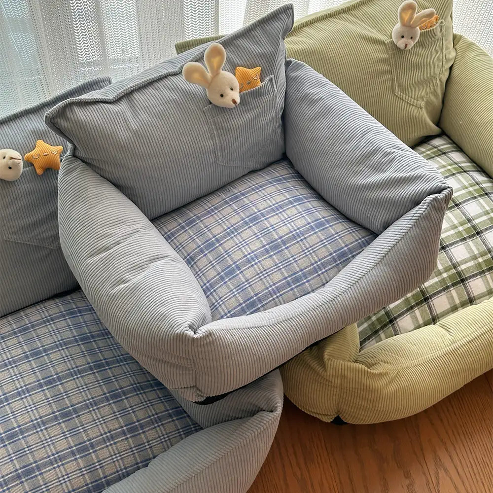 Rustikale Corduroy-Karo-Patchwork-Hundecouch mit Spielzeug