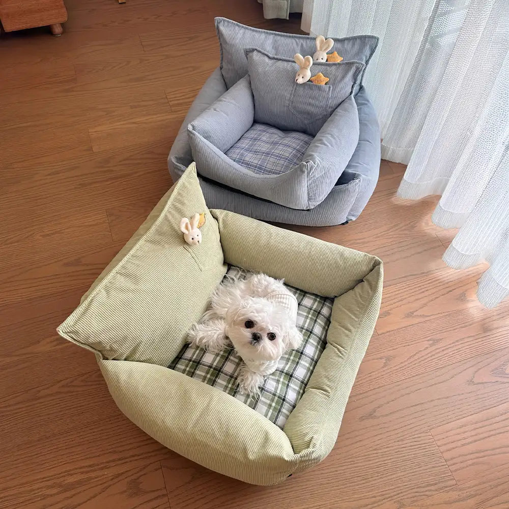 Rustikale Corduroy-Karo-Patchwork-Hundecouch mit Spielzeug