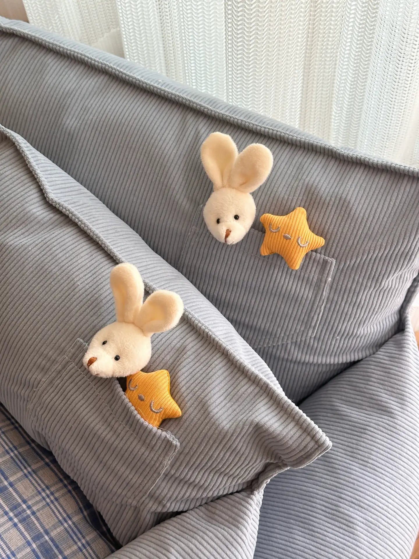 Rustikale Corduroy-Karo-Patchwork-Hundecouch mit Spielzeug