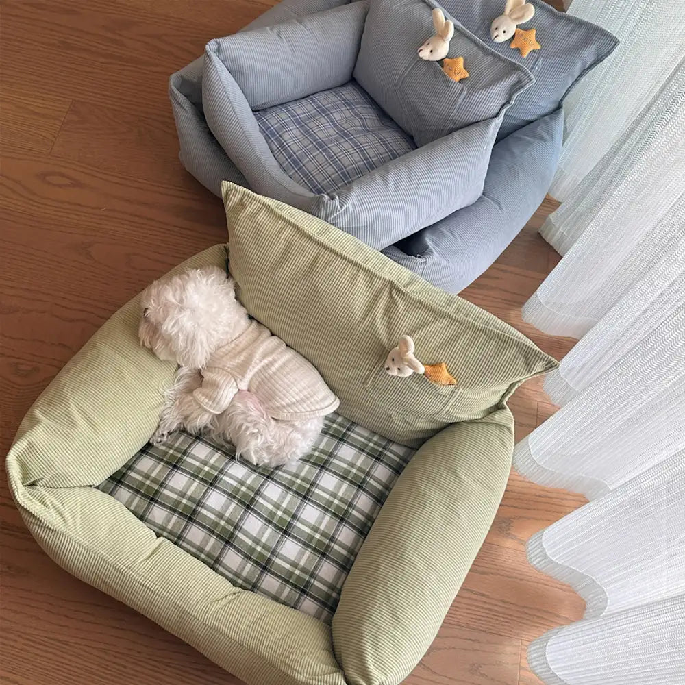 Rustikale Corduroy-Karo-Patchwork-Hundecouch mit Spielzeug