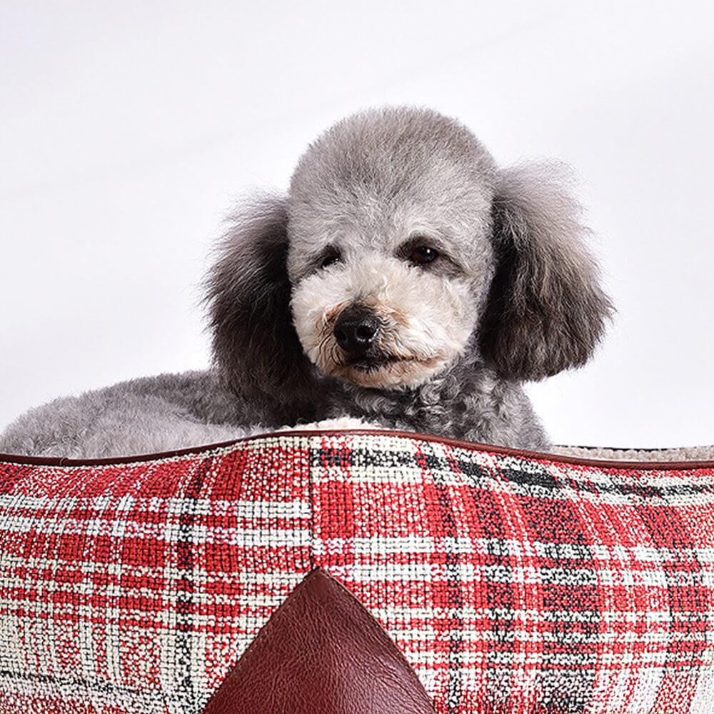 Quadratisches Hunde- und Katzenbett aus PU-Leder im Vintage-Stil mit Karomuster und Sherpa-Optik