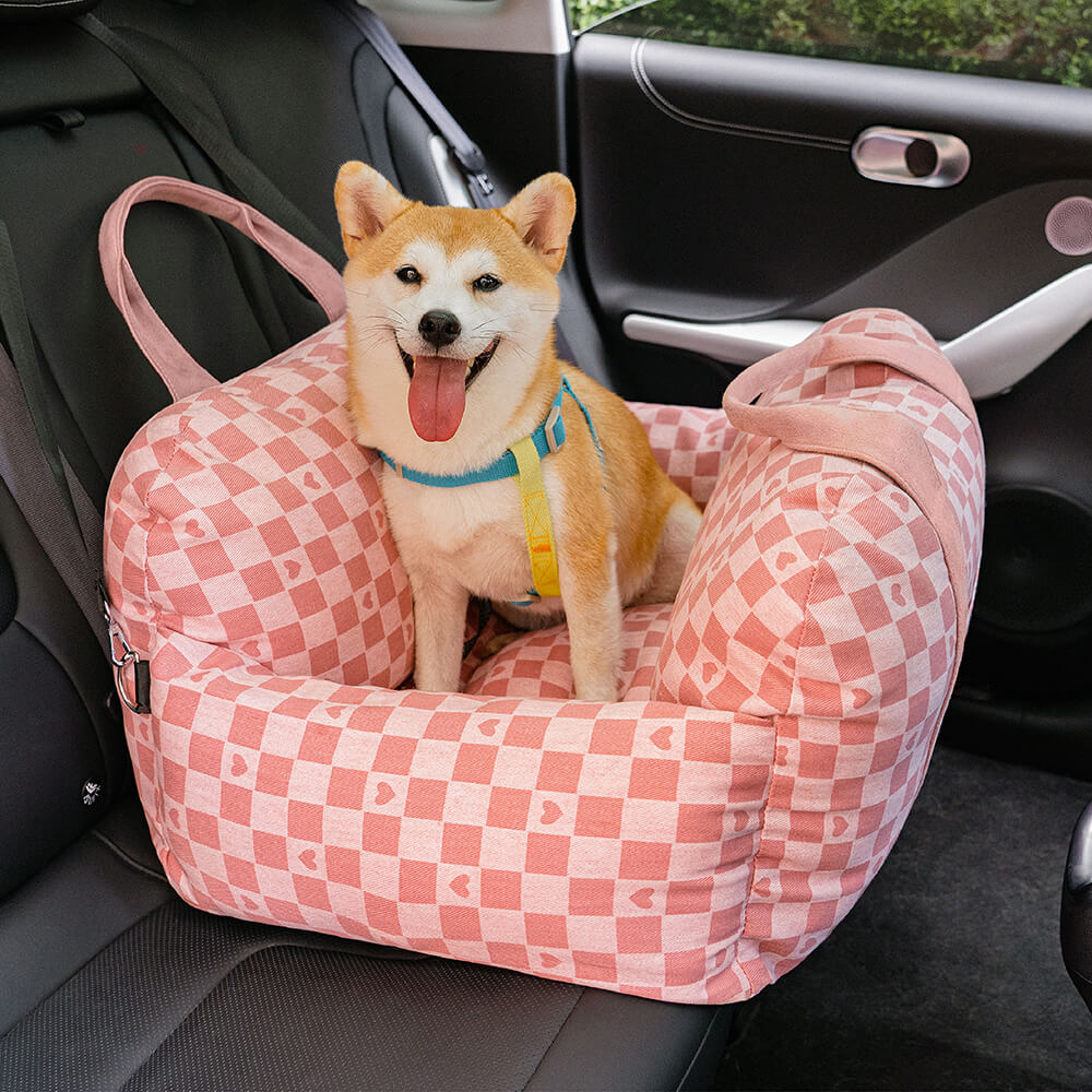 Hundebett im Autositz-Design mit Vintage Herzen und Schachbrettmuster