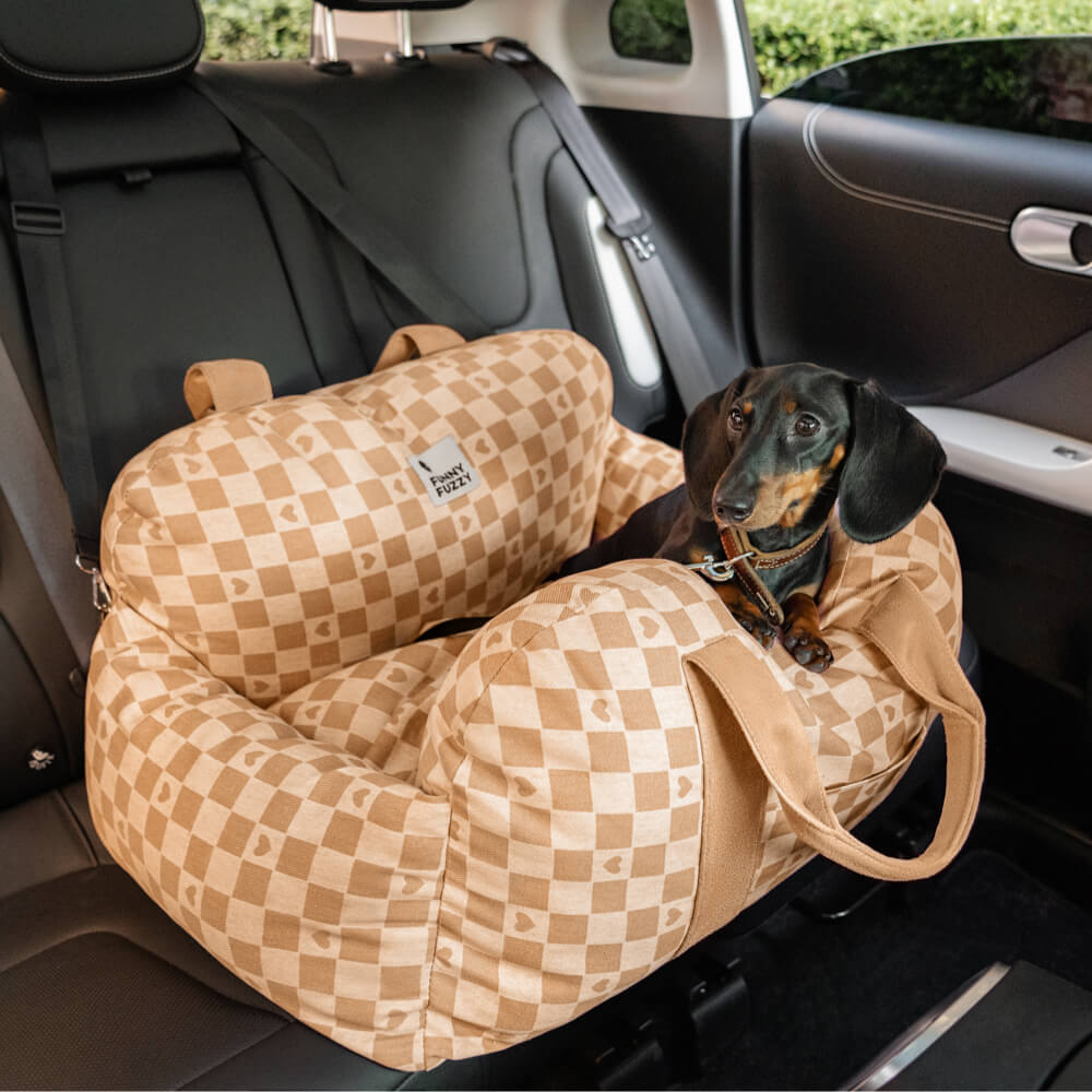 Hundebett im Autositz-Design mit Vintage Herzen und Schachbrettmuster