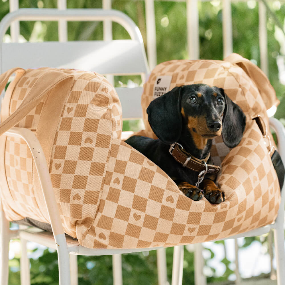 Hundebett im Autositz-Design mit Vintage Herzen und Schachbrettmuster