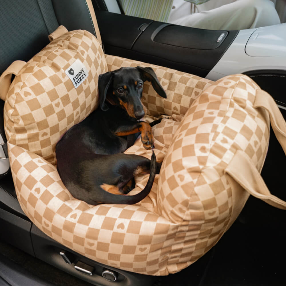 Hundebett im Autositz-Design mit Vintage Herzen und Schachbrettmuster