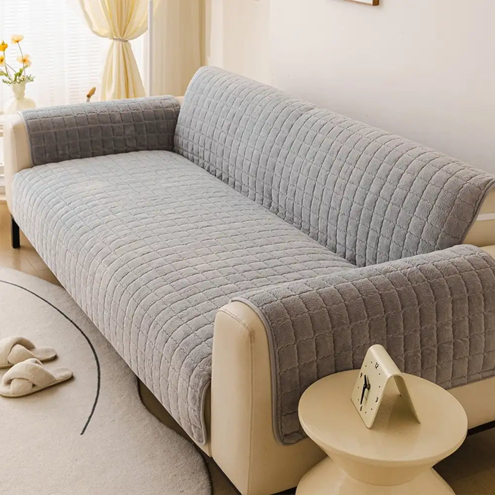 Einteilige, weiche, haustierfreundliche Kurzplüsch-Sofaschonhülle, rutschfest