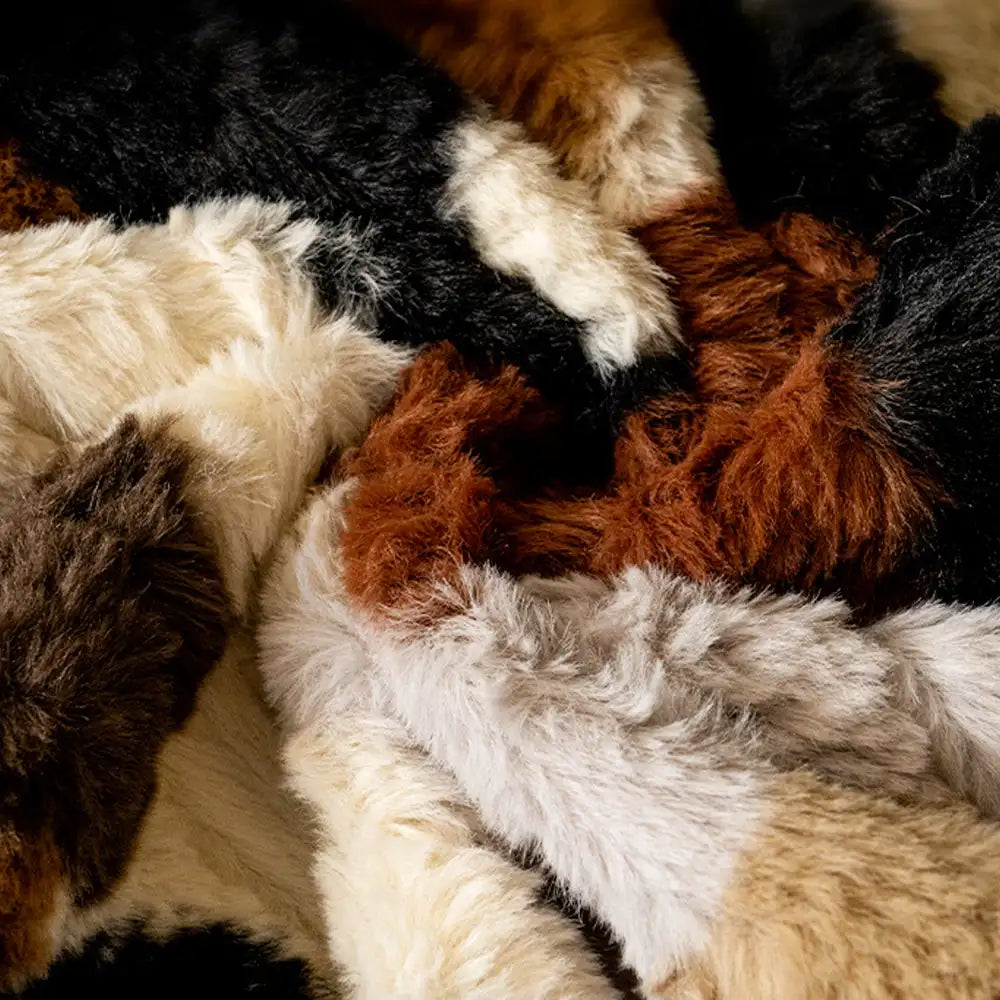 Modischer Sofabezug aus Kunstkaninchenfell mit Farbblock-Design, rutschfest und unregelmäßig geformt