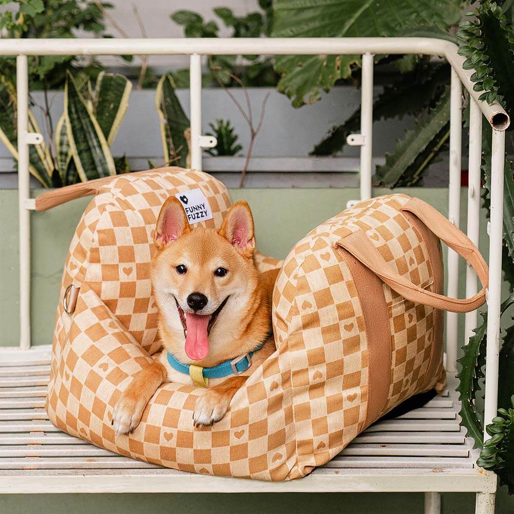 Hundebett im Autositz-Design mit Vintage Herzen und Schachbrettmuster