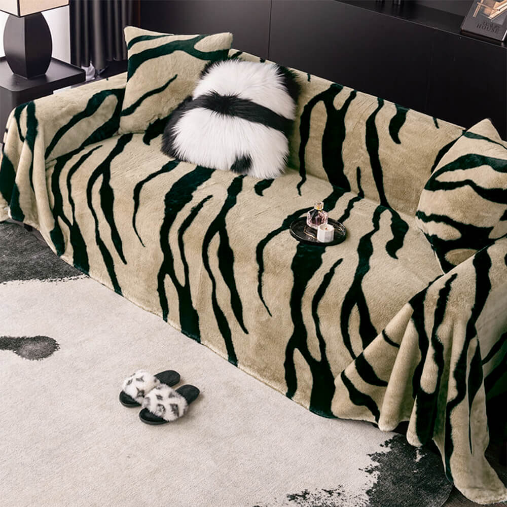 Luxuriöser Sofaschutz aus flauschigem Plüsch mit Zebra-Print Stilvoller Couchbezug