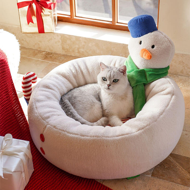 Gemütliches Katzenbett in Weihnachtsschneemannform