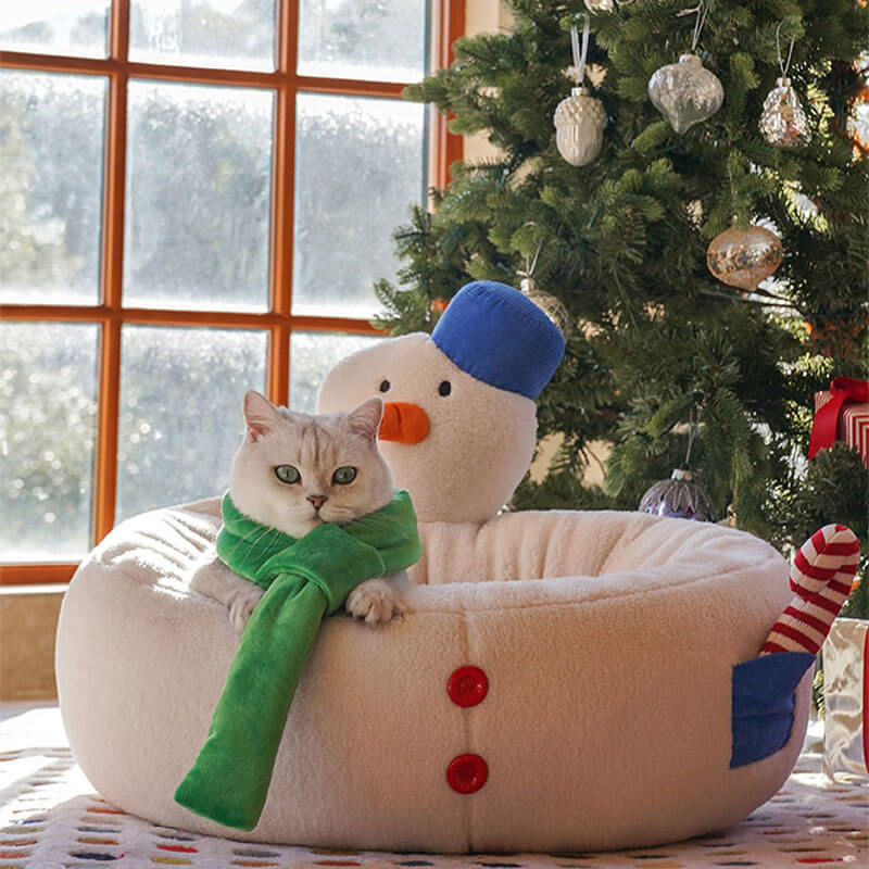 Gemütliches Katzenbett in Weihnachtsschneemannform