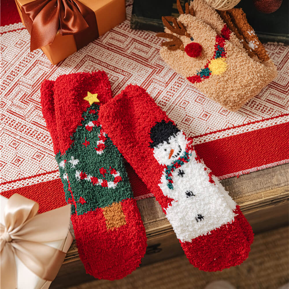 Weihnachtsmann-Strickschal - passende Socken für Haustier und Besitzer