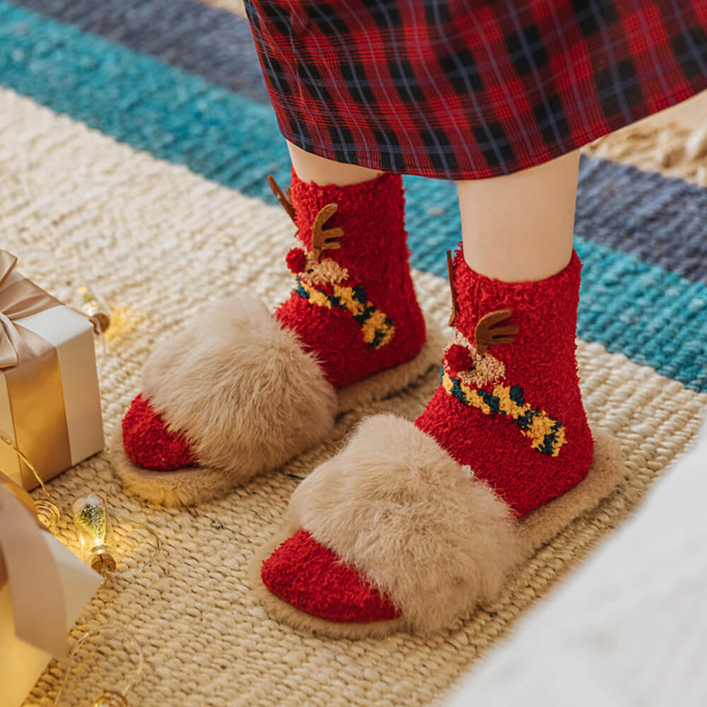 Weihnachtsmann-Strickschal - passende Socken für Haustier und Besitzer