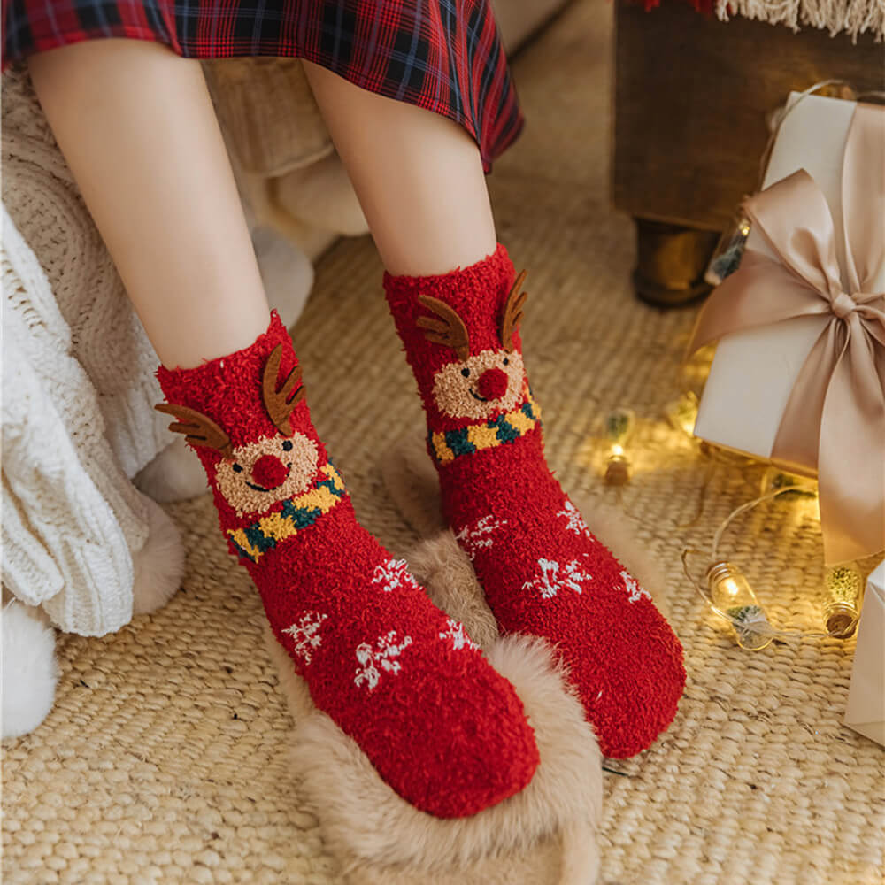 Weihnachtsmann-Strickschal - passende Socken für Haustier und Besitzer