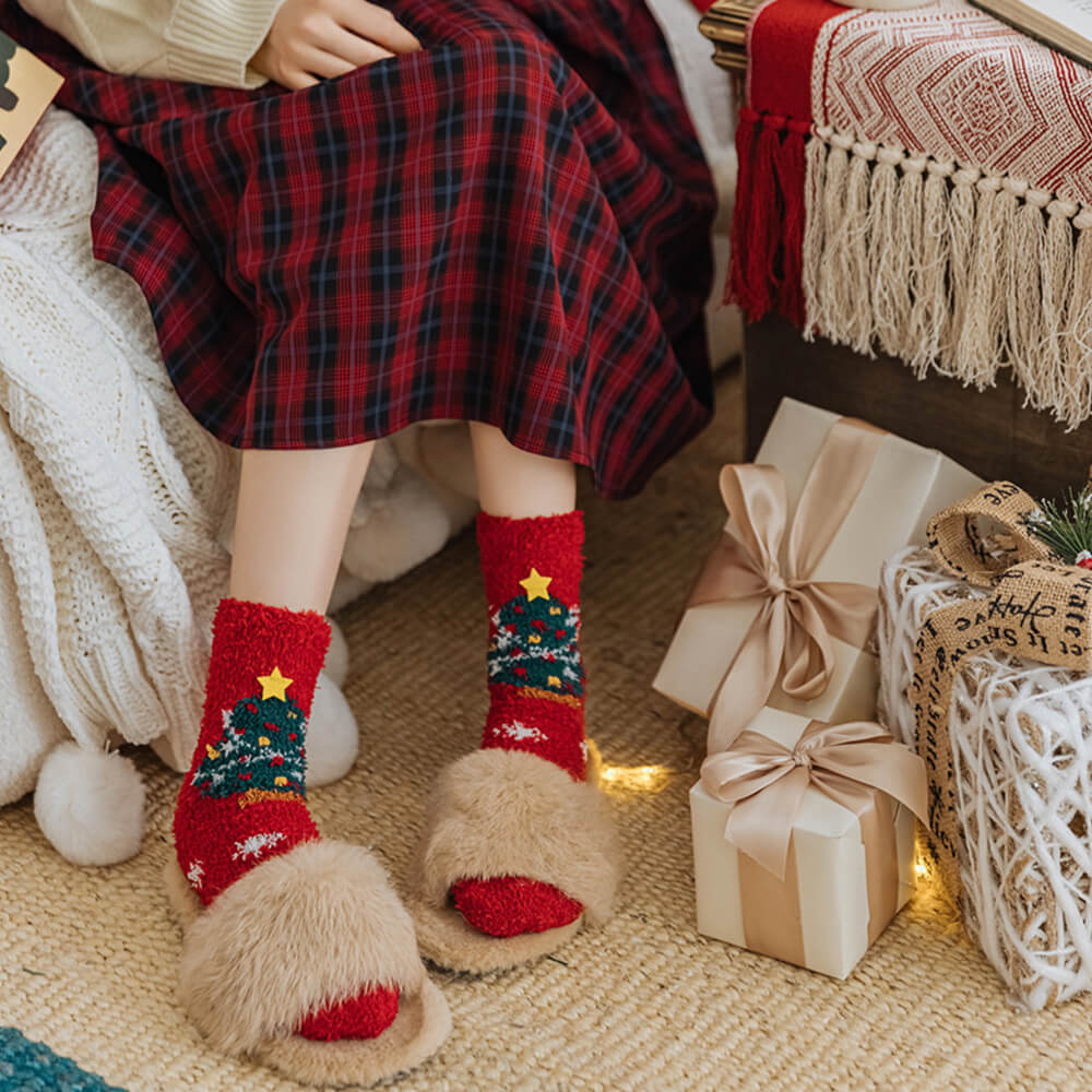 Weihnachtsmann-Strickschal - passende Socken für Haustier und Besitzer