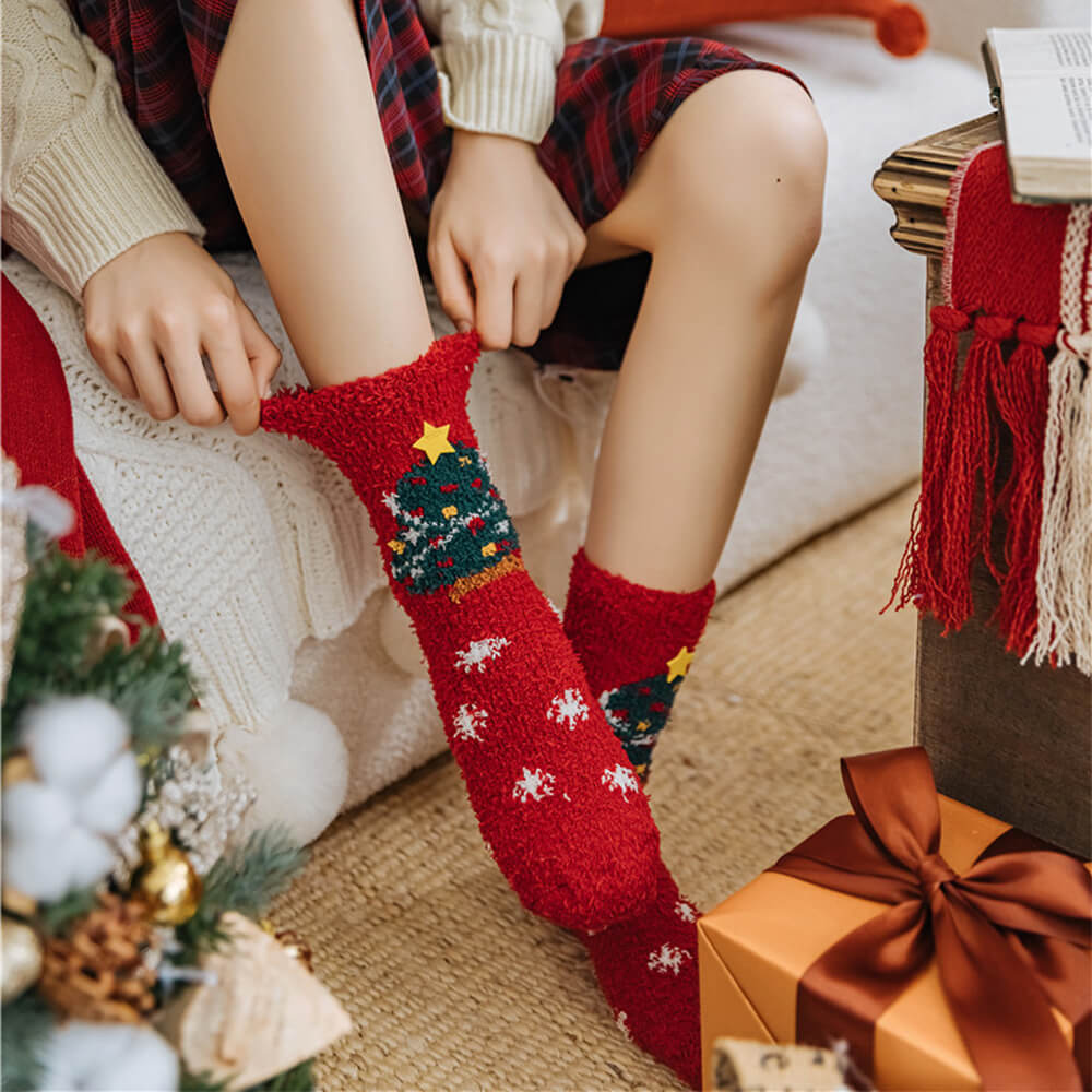 Weihnachtsmann-Strickschal - passende Socken für Haustier und Besitzer