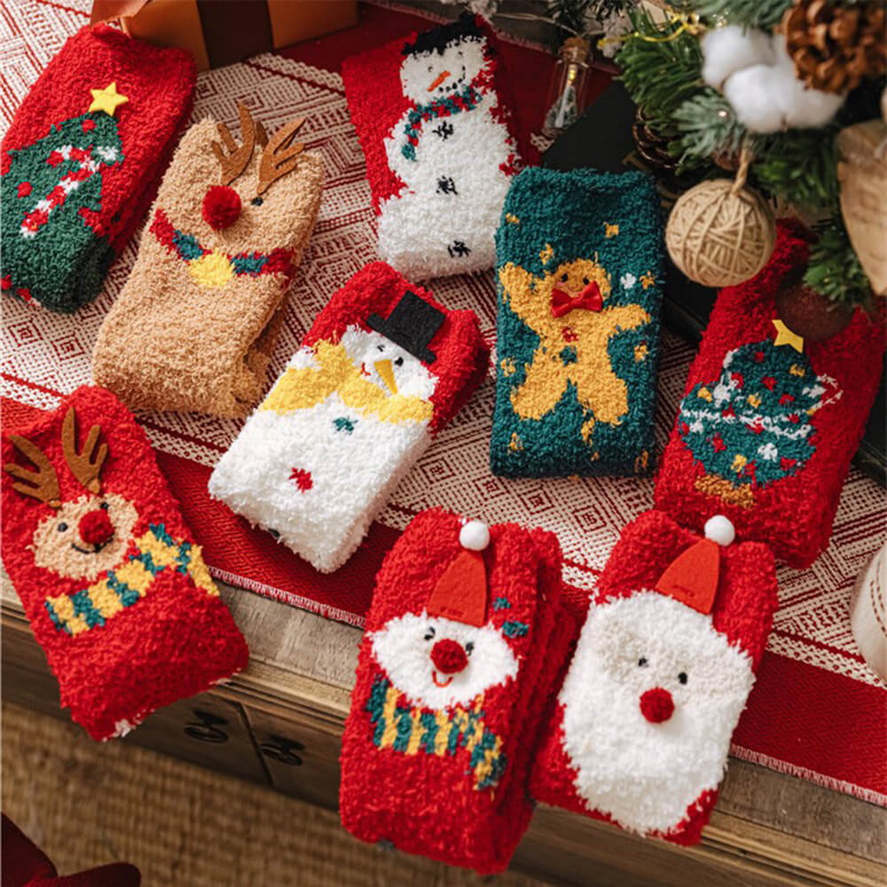 Weihnachtsmann-Strickschal - passende Socken für Haustier und Besitzer