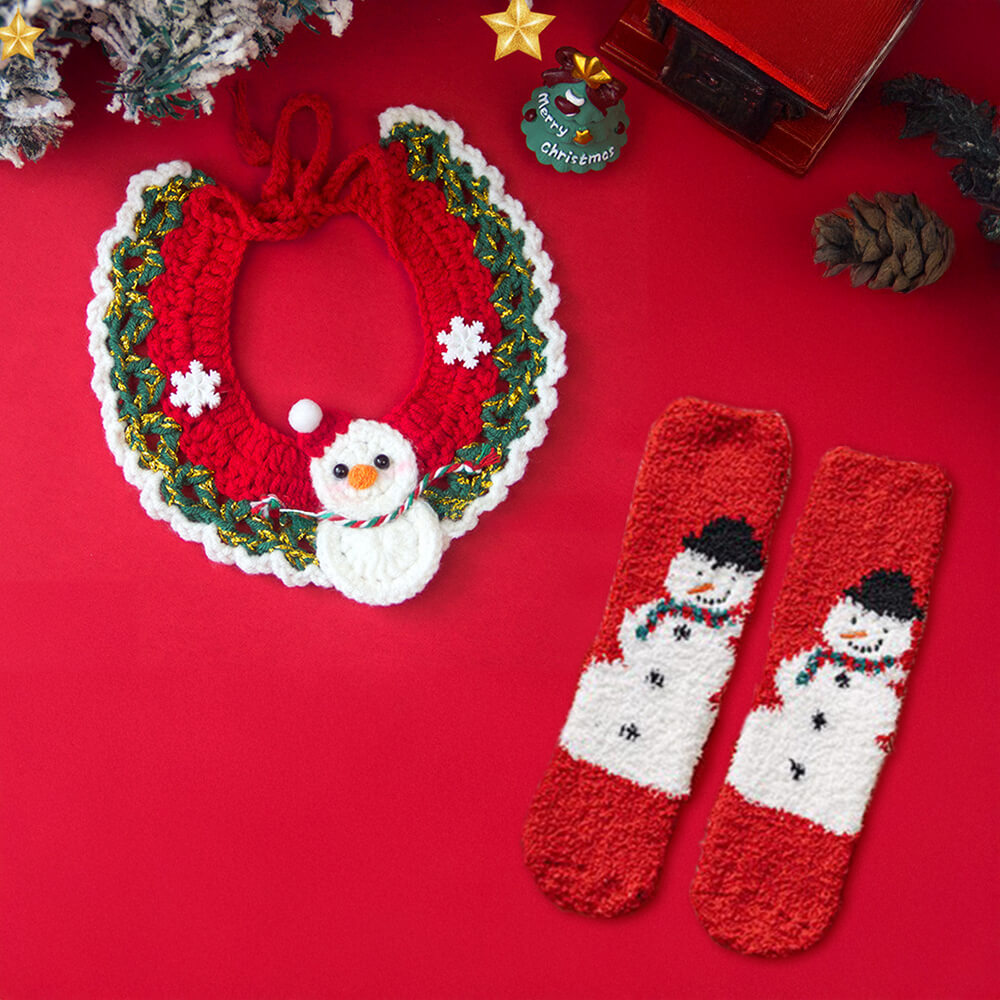 Weihnachtsmann-Strickschal - passende Socken für Haustier und Besitzer