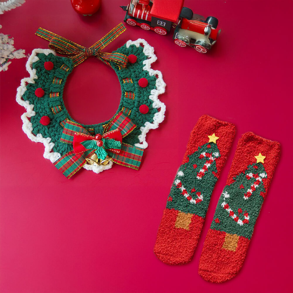 Weihnachtsmann-Strickschal - passende Socken für Haustier und Besitzer