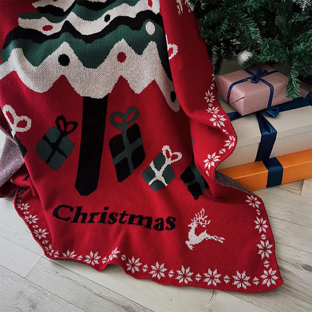 Kuschelige Strickdecke mit Weihnachtsbaummuster und Weihnachtsdeko