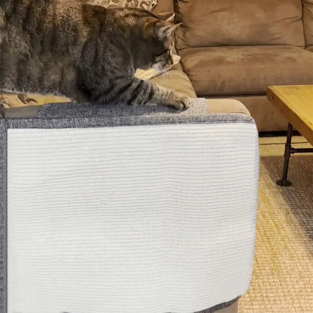 Vollständig umhüllte Katzenkratzmatte aus Kunstsisal zum Schutz von Sofarückenlehnen für Katzen