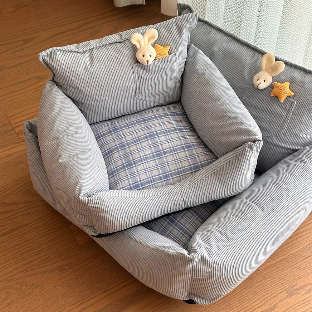 Rustikale Corduroy-Karo-Patchwork-Hundecouch mit Spielzeug