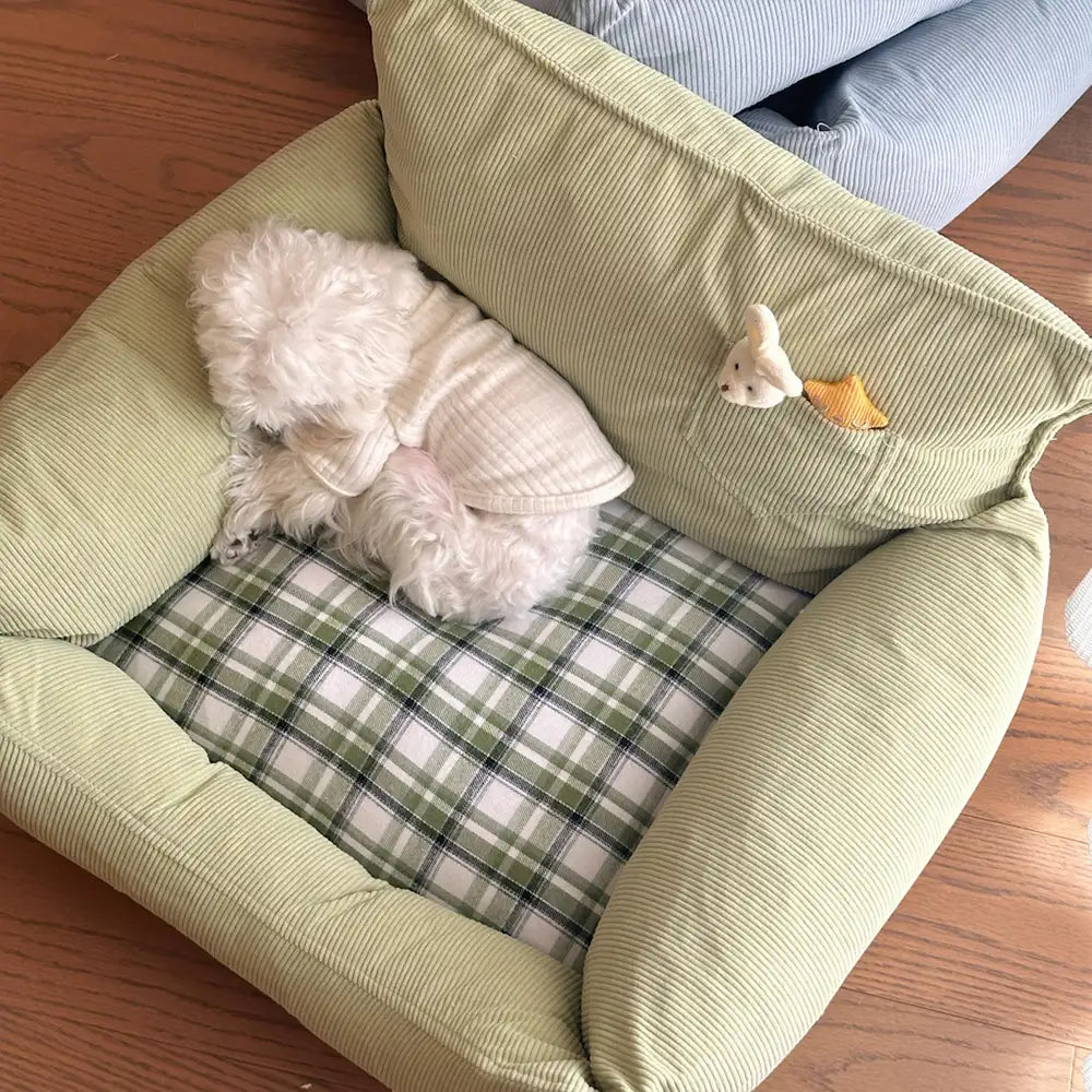 Rustikale Corduroy-Karo-Patchwork-Hundecouch mit Spielzeug