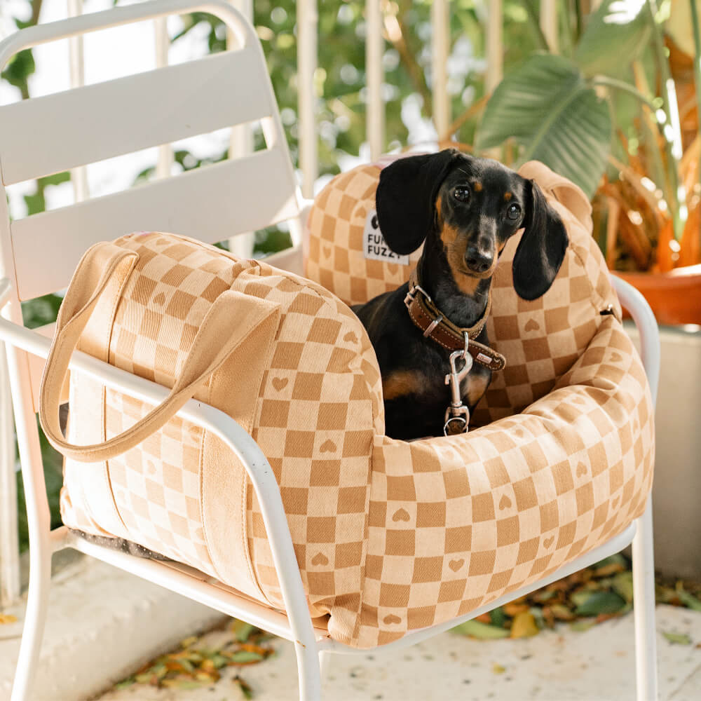 Hundebett im Autositz-Design mit Vintage Herzen und Schachbrettmuster