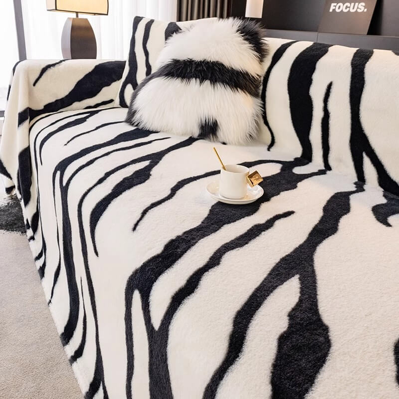 Luxuriöser Sofaschutz aus flauschigem Plüsch mit Zebra-Print Stilvoller Couchbezug