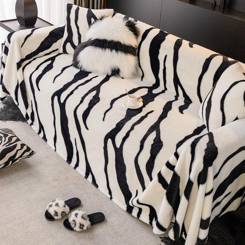 Luxuriöser Sofaschutz aus flauschigem Plüsch mit Zebra-Print Stilvoller Couchbezug