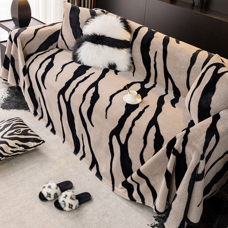 Luxuriöser Sofaschutz aus flauschigem Plüsch mit Zebra-Print Stilvoller Couchbezug