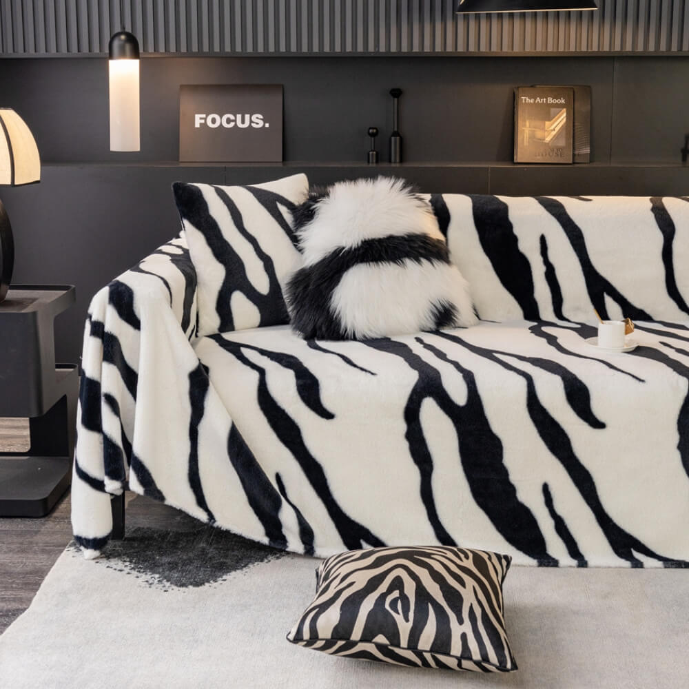 Luxuriöser Sofaschutz aus flauschigem Plüsch mit Zebra-Print Stilvoller Couchbezug