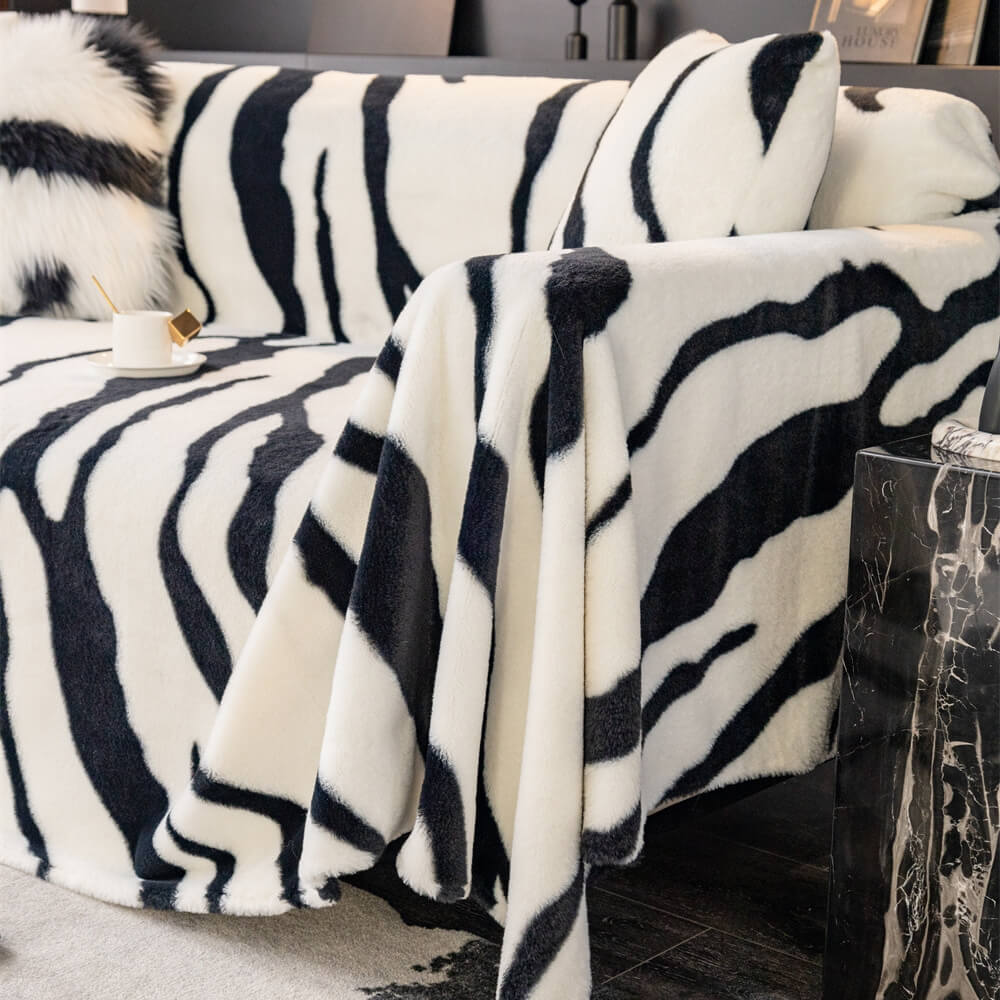 Luxuriöser Sofaschutz aus flauschigem Plüsch mit Zebra-Print Stilvoller Couchbezug