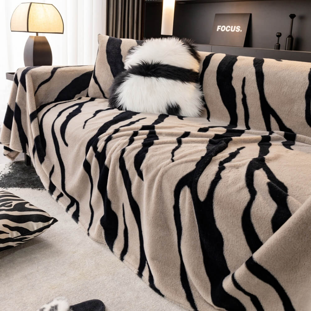 Luxuriöser Sofaschutz aus flauschigem Plüsch mit Zebra-Print Stilvoller Couchbezug