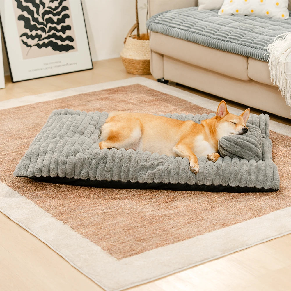 Plüschiges, flauschiges, dickes, beruhigendes Hundebett mit Kissen